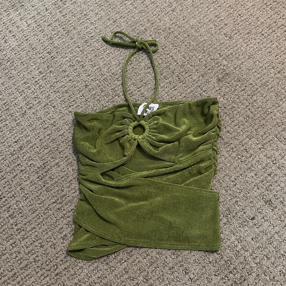 Adjustable top, ties around waist.
